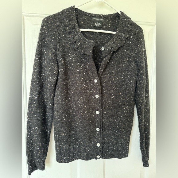 Dk thick warm wool and cashmere sweater with ruffle collar and jeweled buttons - Picture 2 of 7